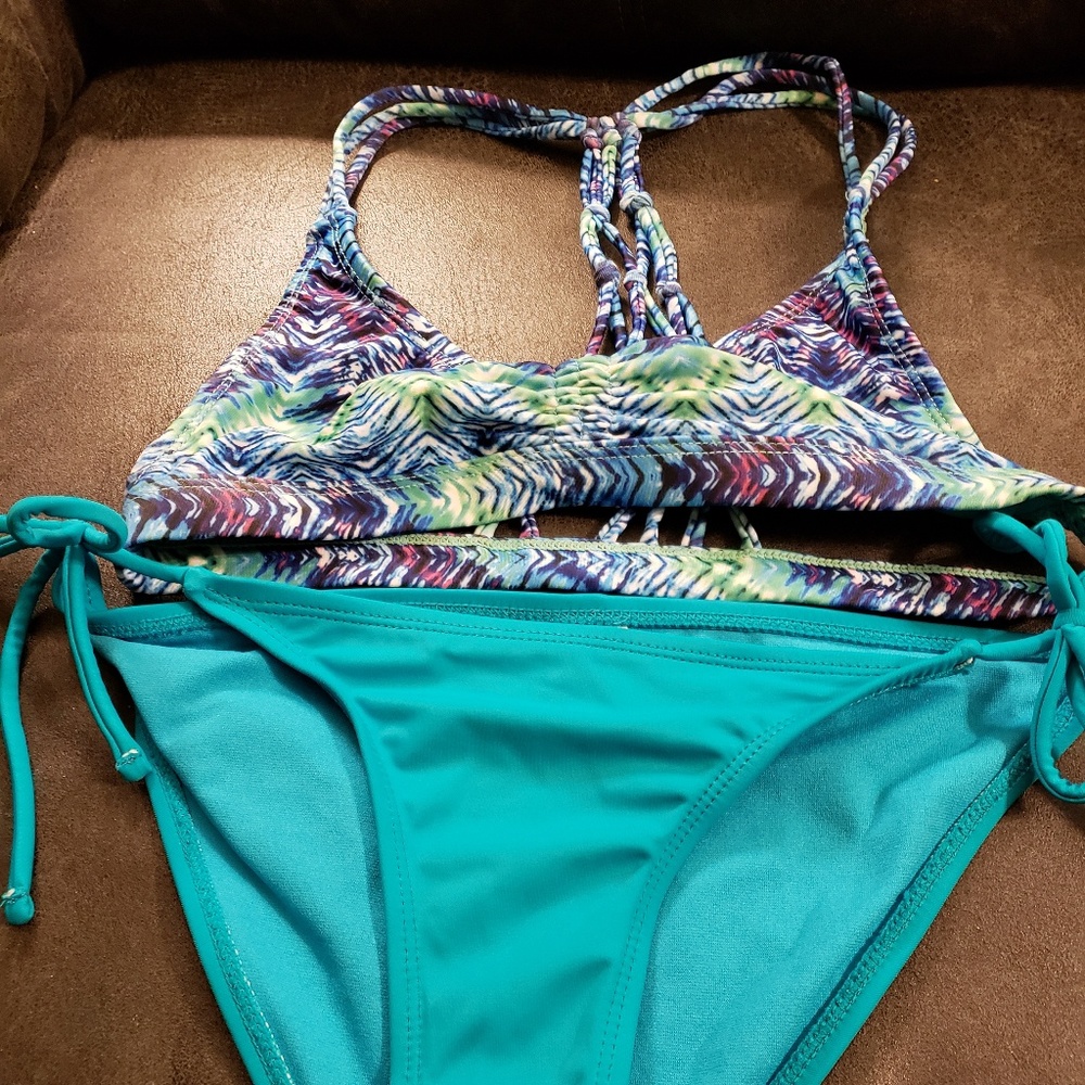 Bikini - Picture 1 of 2